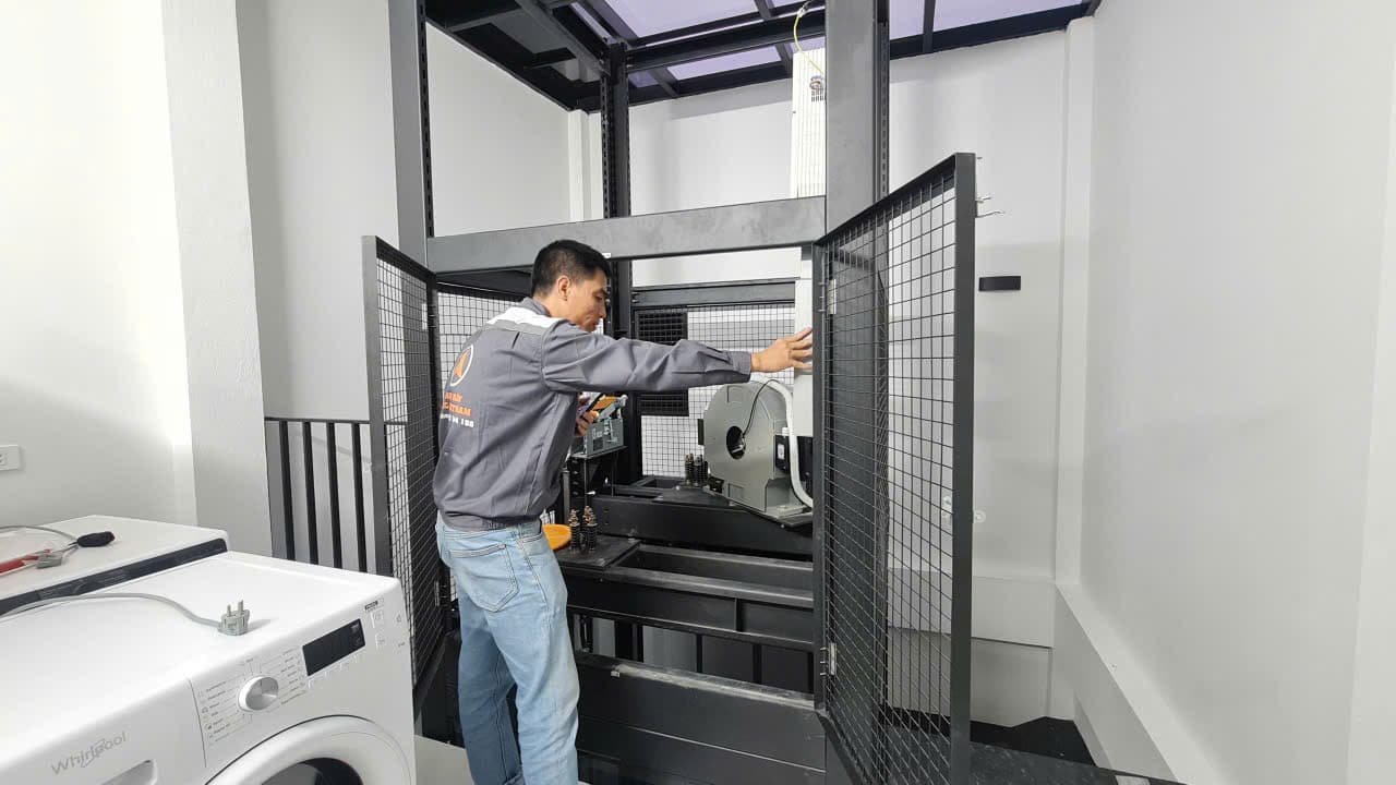 Nhân viên kỹ thuật TPEC hiệu chỉnh máy kéo thang máy trong phòng máy, nhà phố Hà Đông