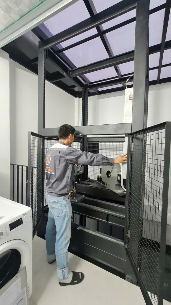 Kỹ thuật viên TPEC kiểm tra máy kéo trong phòng máy thang máy kính nhà phố Hà Đông