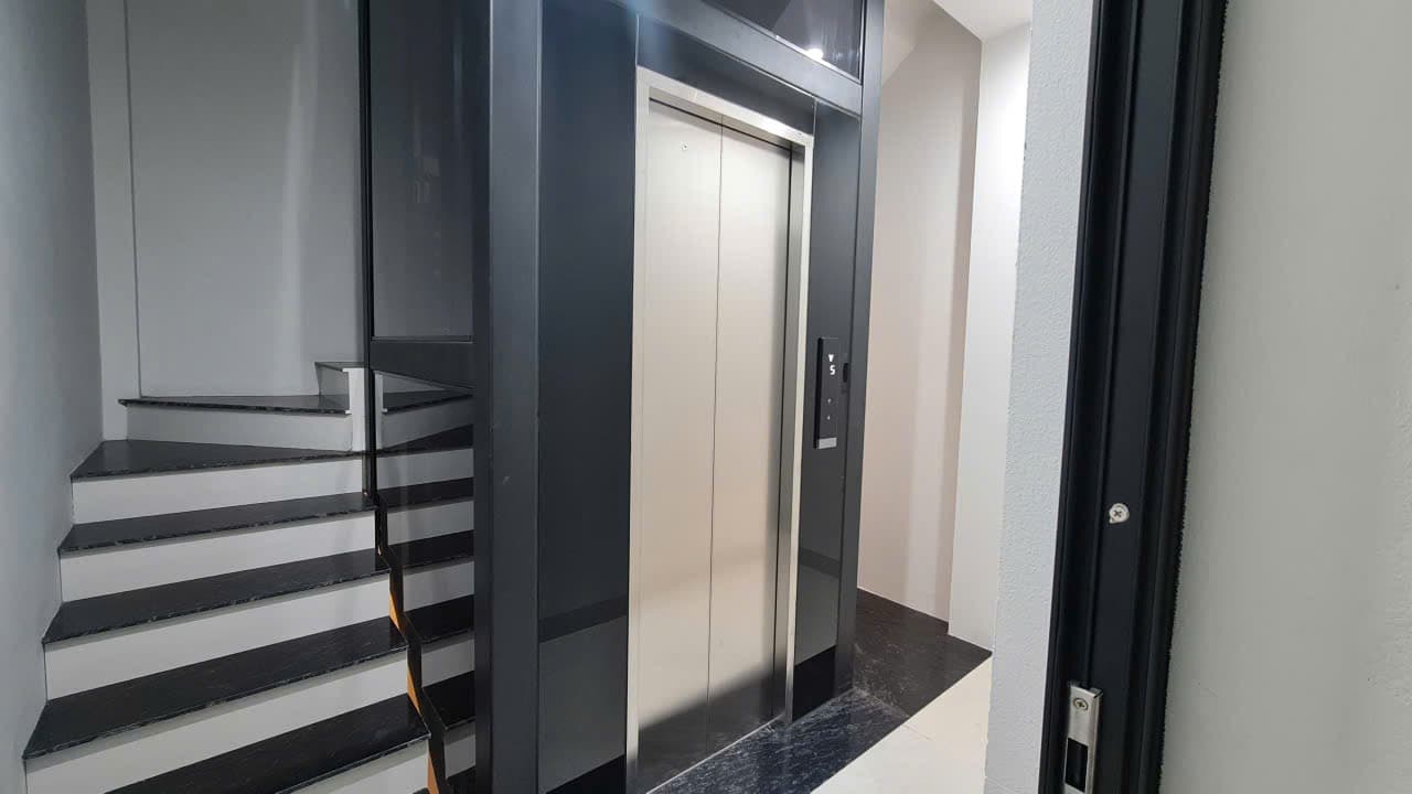 Cửa tầng thang máy sau khi đã vệ sinh
