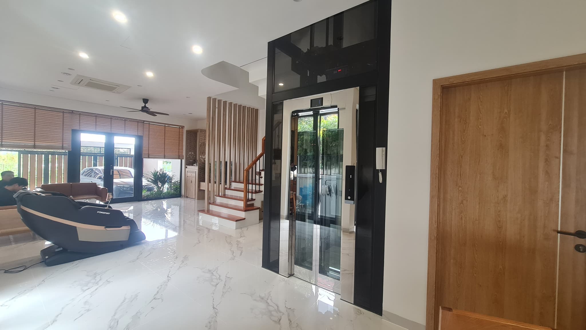Thang máy kính 630kg lắp đặt cho biệt thự, giếng thang khung đen giữa phòng khách sang trọng