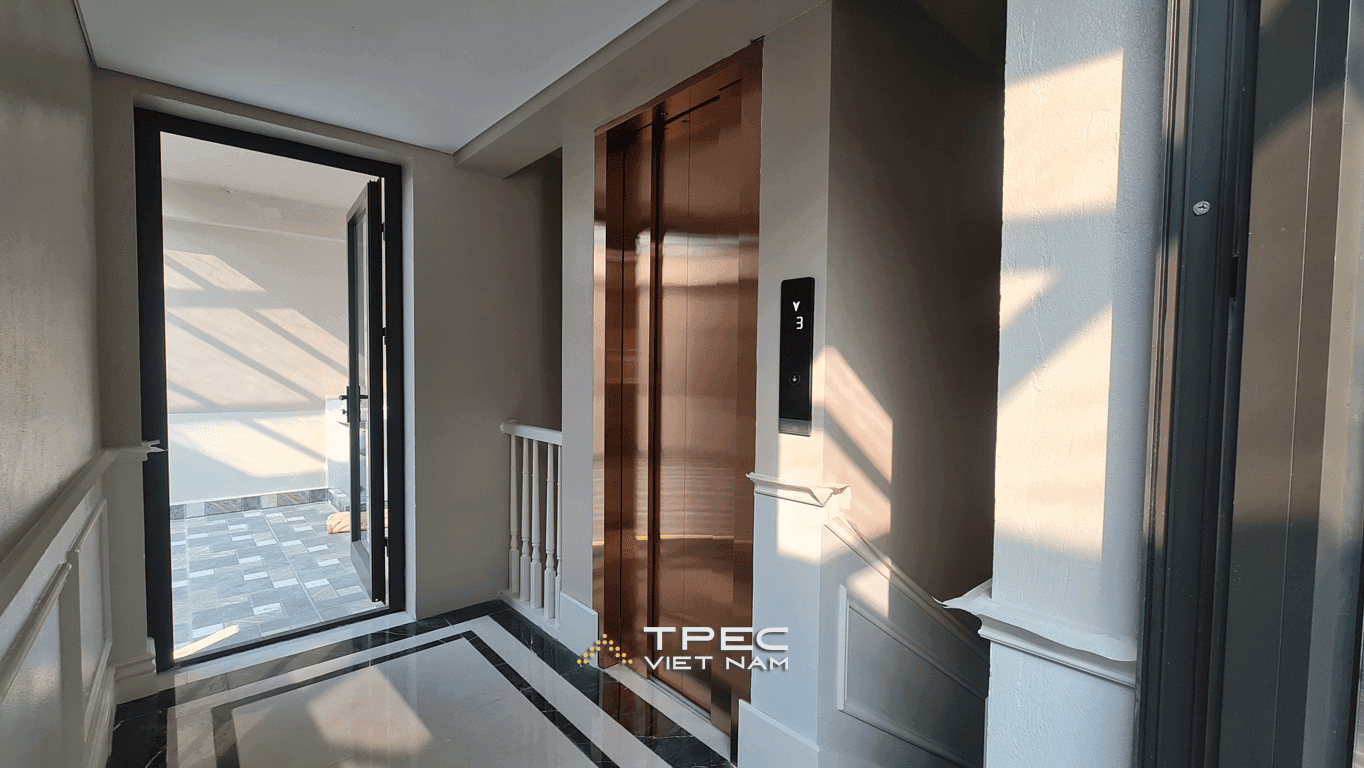 Thang máy gia đình bố trí cạnh cầu thang bộ, đón nắng qua cửa sổ, biệt thự Xanh Villas