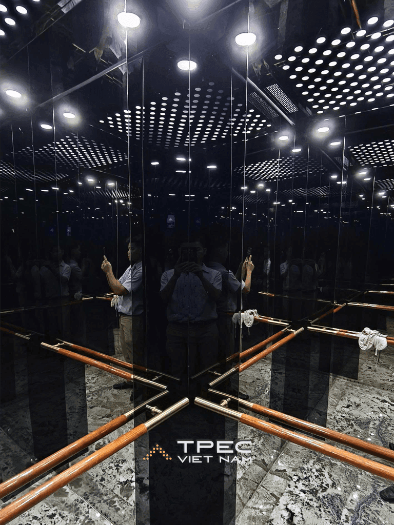 Nội thất cabin thang máy tàu biển Aqua Luxury ốp inox gương đen, trần sao LED