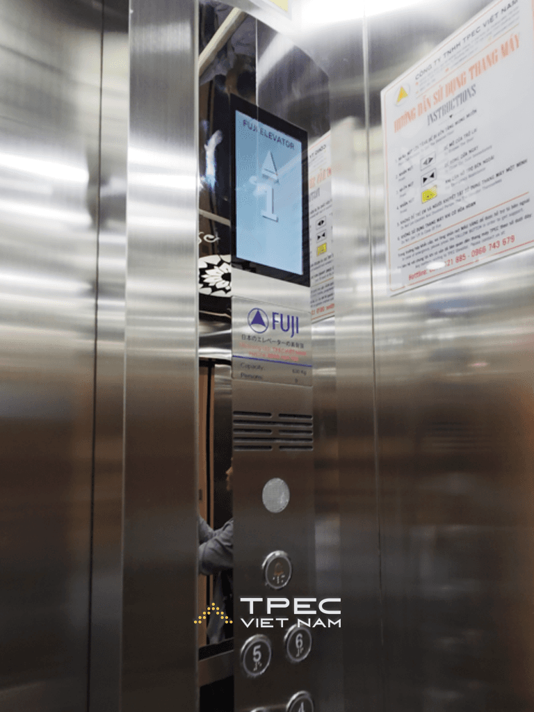 Nội thất cabin inox thang máy Fuji với màn hình LCD tại nhà phố Nguyễn Công Hoan
