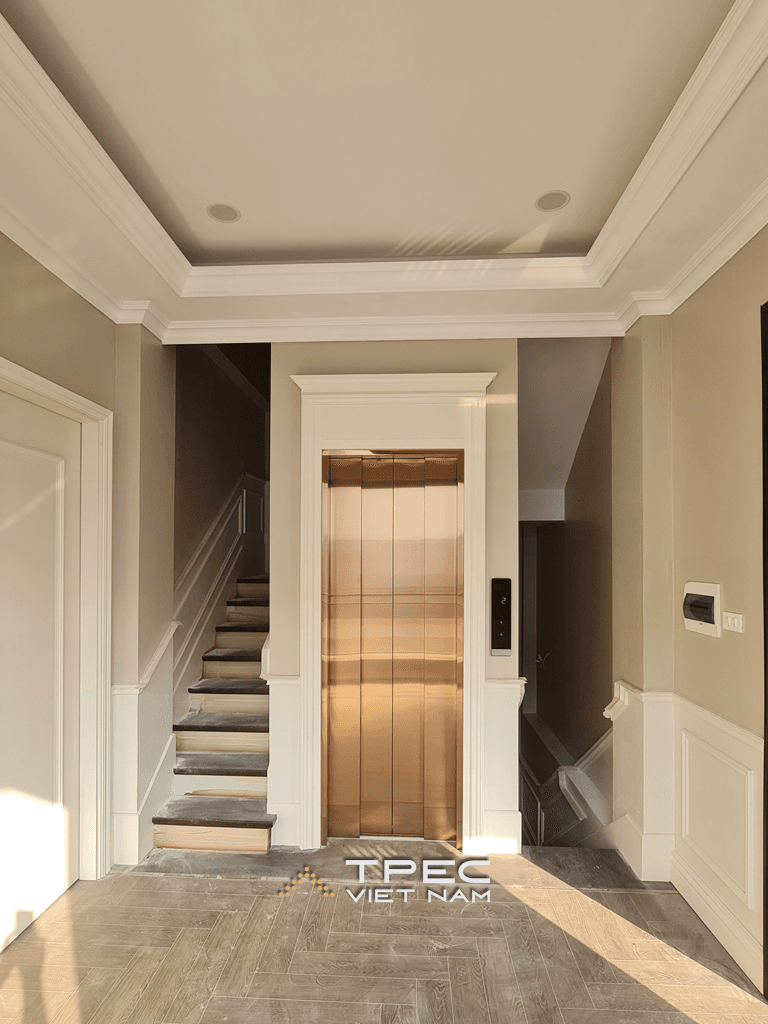 Thang máy gia đình đặt giữa cầu thang biệt thự tân cổ điển Xanh Villas Thạch Thất