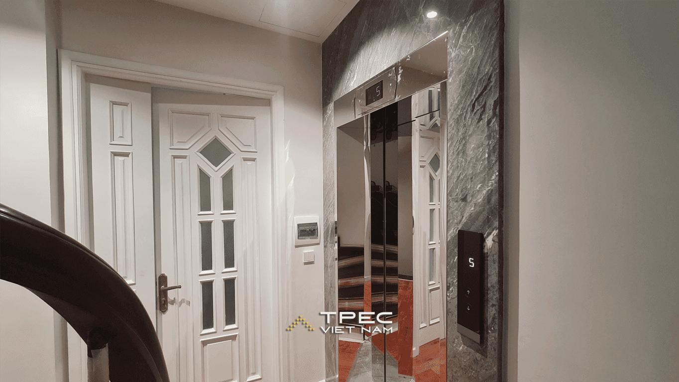 Cửa mở lùa inox gương ốp đá marble xám tại tầng 5 nhà cải tạo Nguyễn Khang
