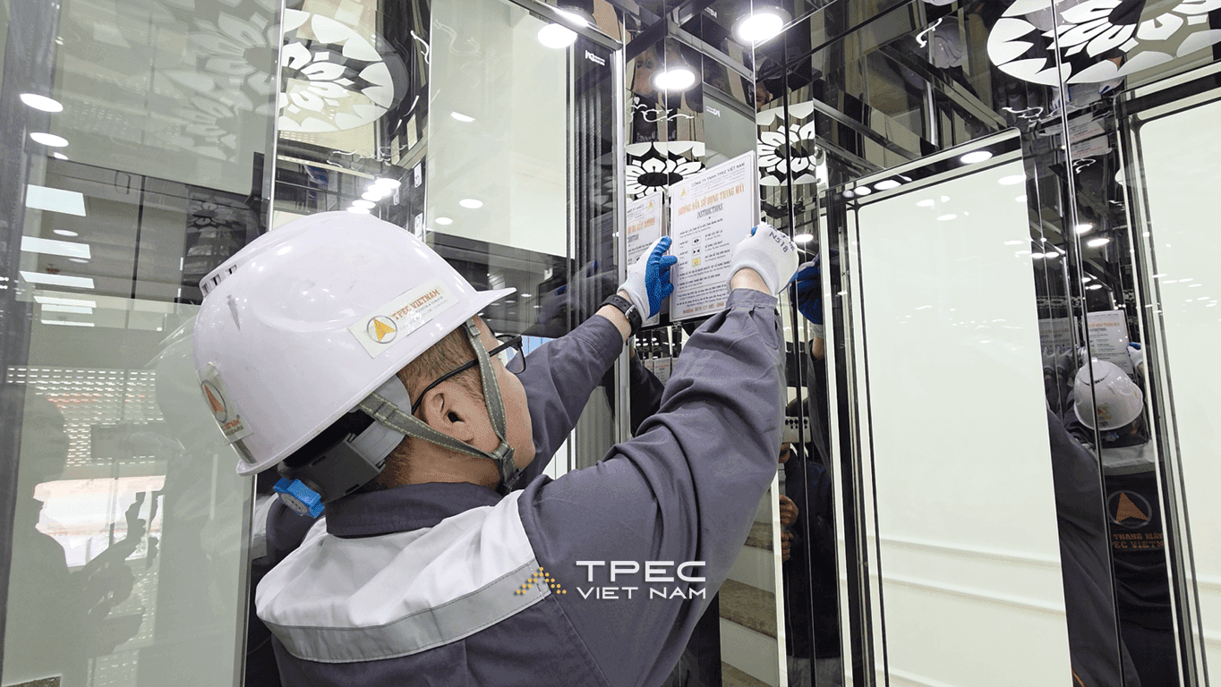Kỹ thuật viên TPEC dán hướng dẫn sử dụng trong cabin thang máy văn phòng Mỹ Đình
