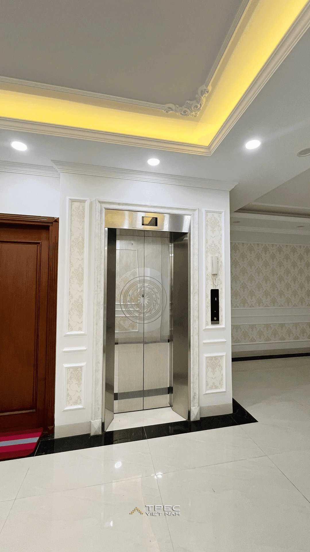 Cửa tầng thang máy gia đình inox gương, khung ốp trắng tân cổ điển nhà VOV