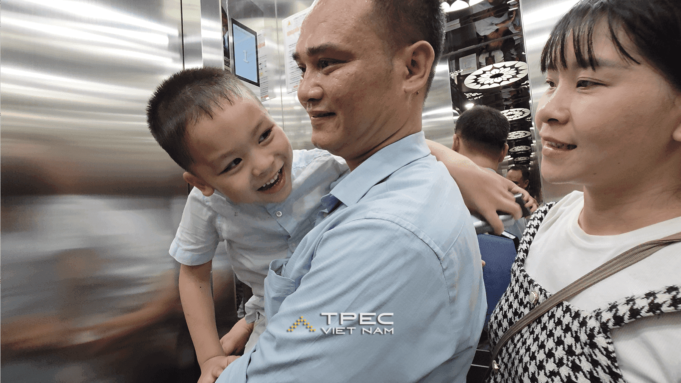Gia đình vui vẻ trong cabin inox thang máy gia đình TPEC tại phố Nguyễn Công Hoan