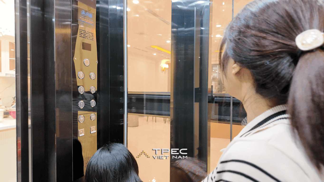 Khách hàng trải nghiệm bảng điều khiển thang máy kính TPEC tại nhà phố Trung Kính