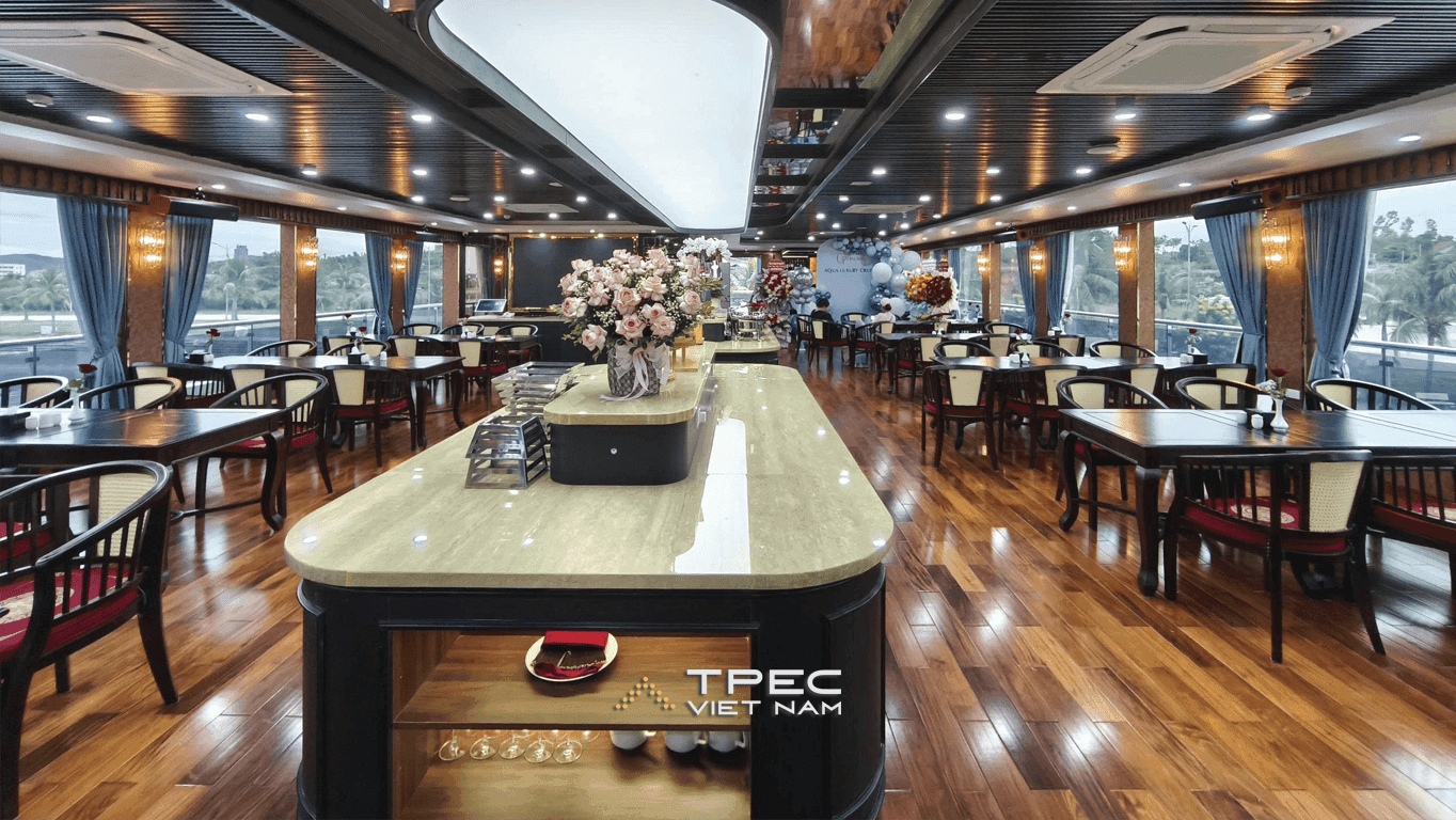 Khoang nhà hàng sang trọng trên du thuyền Aqua Luxury có thang máy TPEC phục vụ