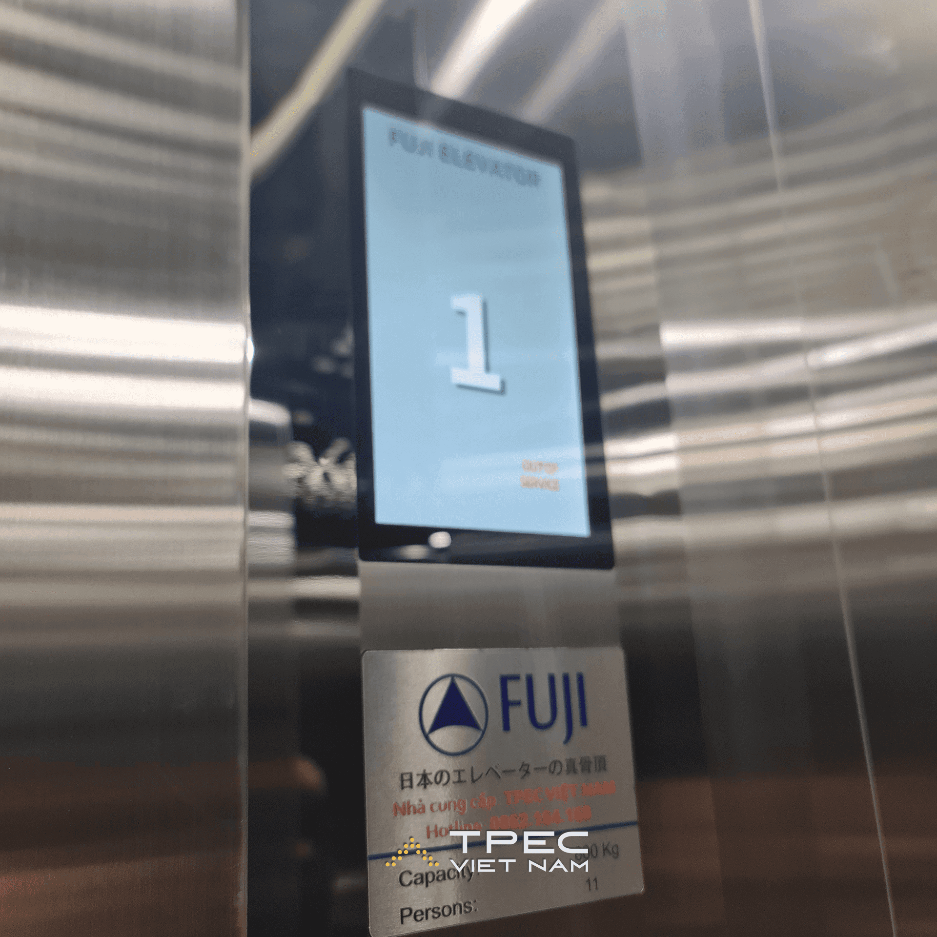 Màn hình hiển thị tầng và tem Fuji trong cabin thang máy A25 Hotel