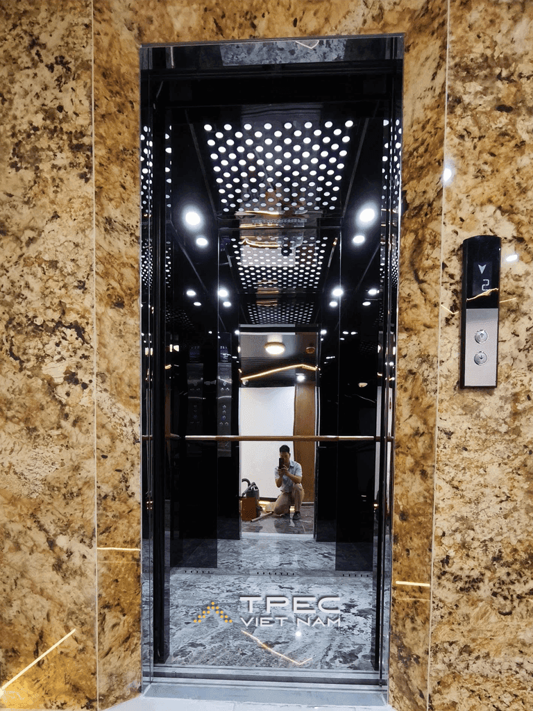 Cửa tầng thang máy tàu Aqua Luxury ốp đá hoa cương vàng, cabin gương đen bên trong