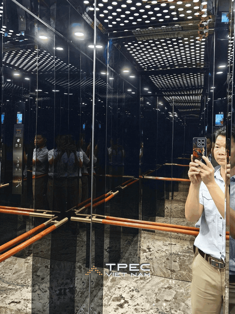 Cabin thang máy 630kg gương đen trên tàu Aqua Luxury với bảng điều khiển inox