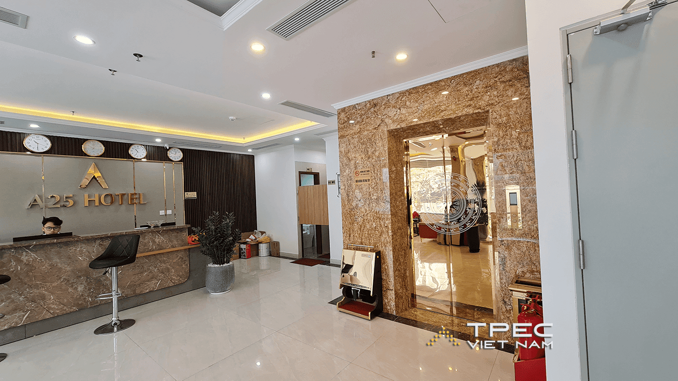 Sảnh lễ tân A25 Hotel Hoàng Đạo Thúy với cửa thang máy ốp đá vàng