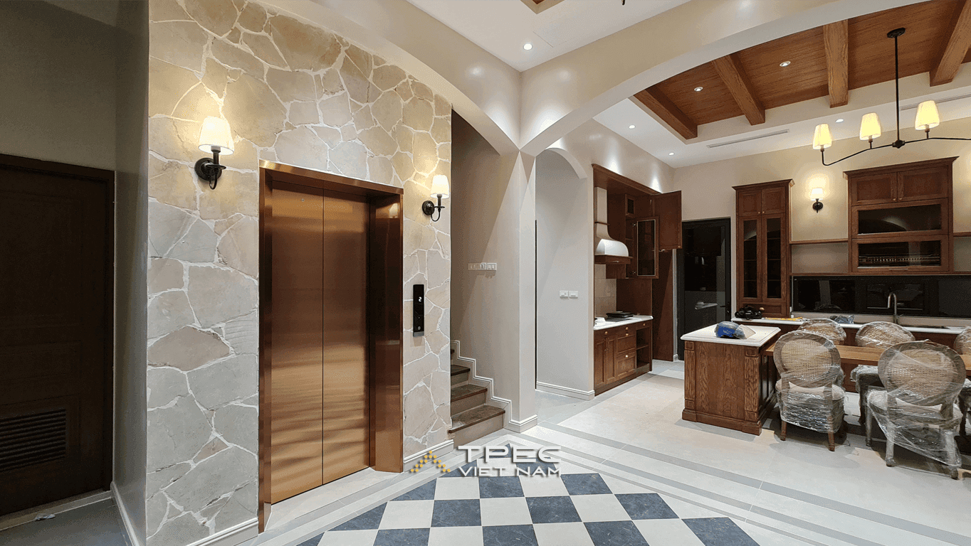 Thang máy gia đình cửa đồng bên khu bếp tân cổ điển của biệt thự sang trọng