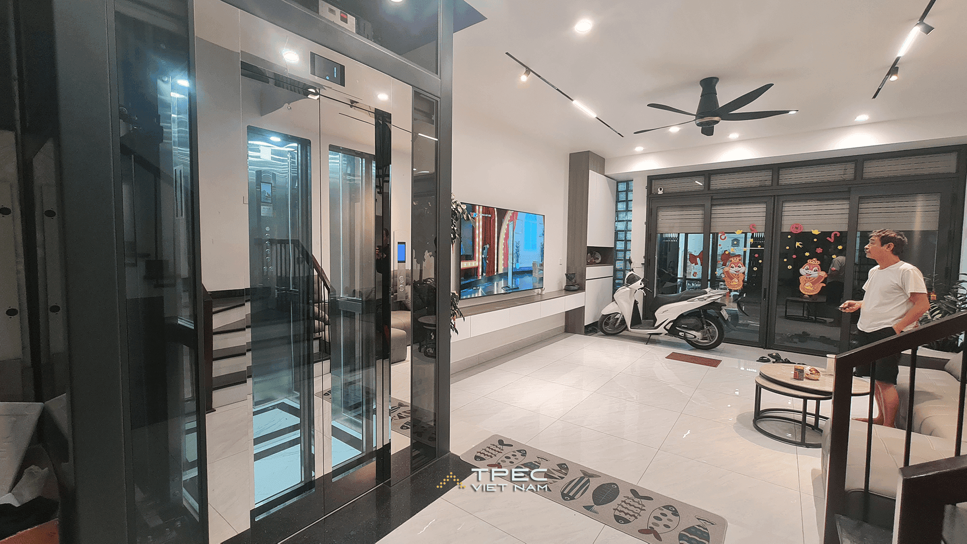 Thang máy kính 350kg cạnh phòng khách thông tầng nhà tại Gia Lâm