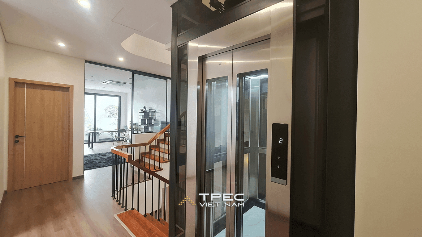 Thang máy kính 630kg khung đen cửa inox lắp cạnh cầu thang gỗ, dự án nhà phố Nguyên Khê - Đông Anh