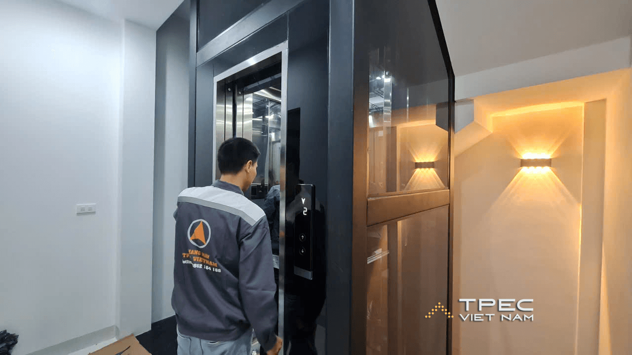 Lắp đặt thang máy kính cho nhà phố 7 tầng tại Hà Đông