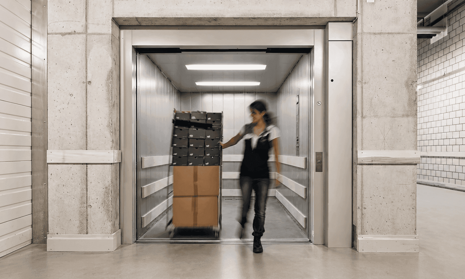 Thang máy tải hàng kèm người có đặc điểm gì?