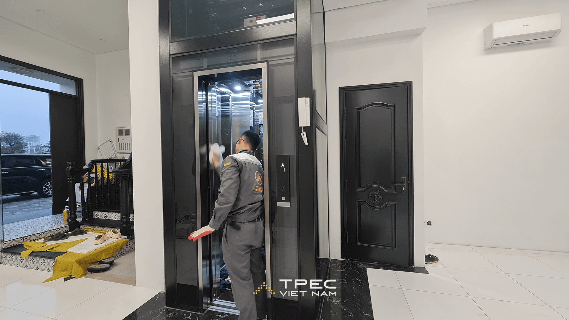 Kỹ thuật viên TPEC vệ sinh cabin thang máy kính tại The Manor Nguyễn Xiển