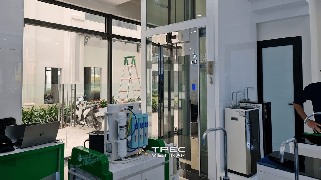 Thang máy FUJI FujiLift 450kg lắp đặt tại showroom TPEC Hà Nội, cạnh khu trưng bày sản phẩm