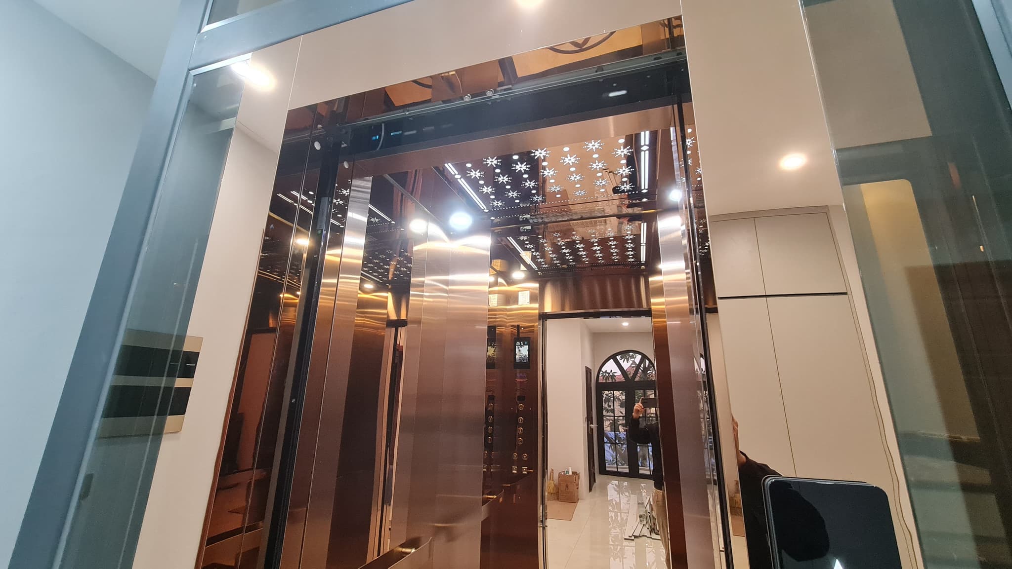 Nội thất cabin inox mạ đồng gương, trần sao LED, thang máy gia đình biệt thự Văn Giang - Hưng Yên