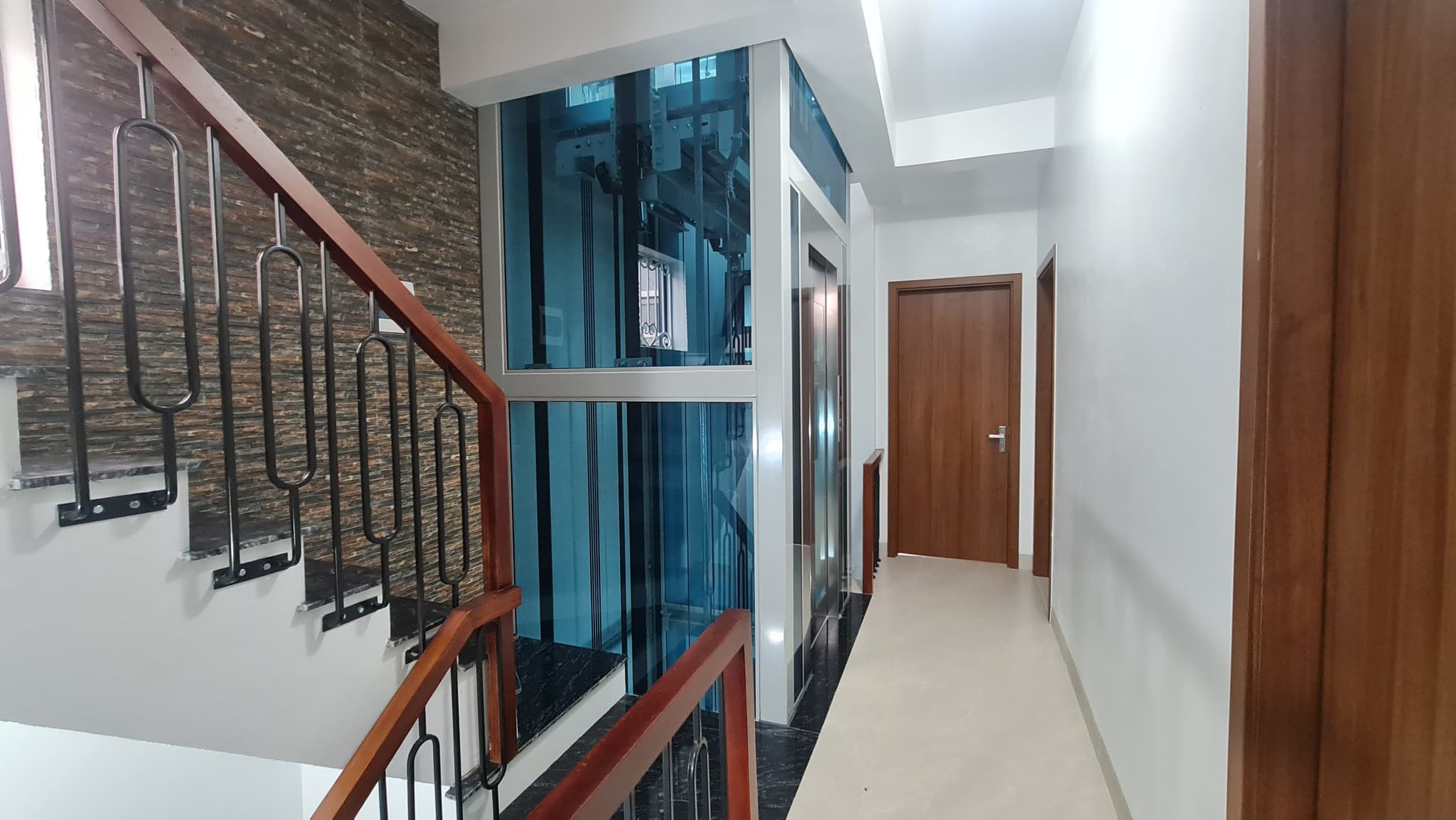 Giếng thang kính vách xanh nhìn từ chiếu nghỉ cầu thang, nhà phố Hạ Đình - Thanh Xuân