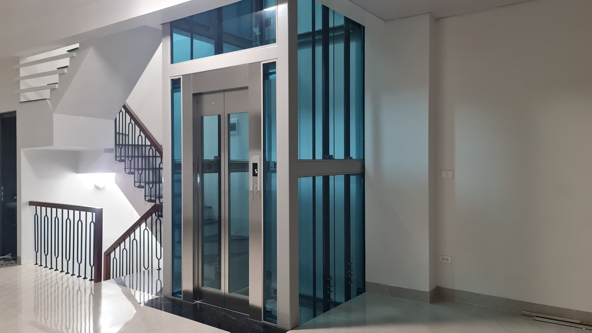 Thang máy kính khung thép cabin inox lắp cạnh cầu thang nhà phố Hạ Đình, Thanh Xuân