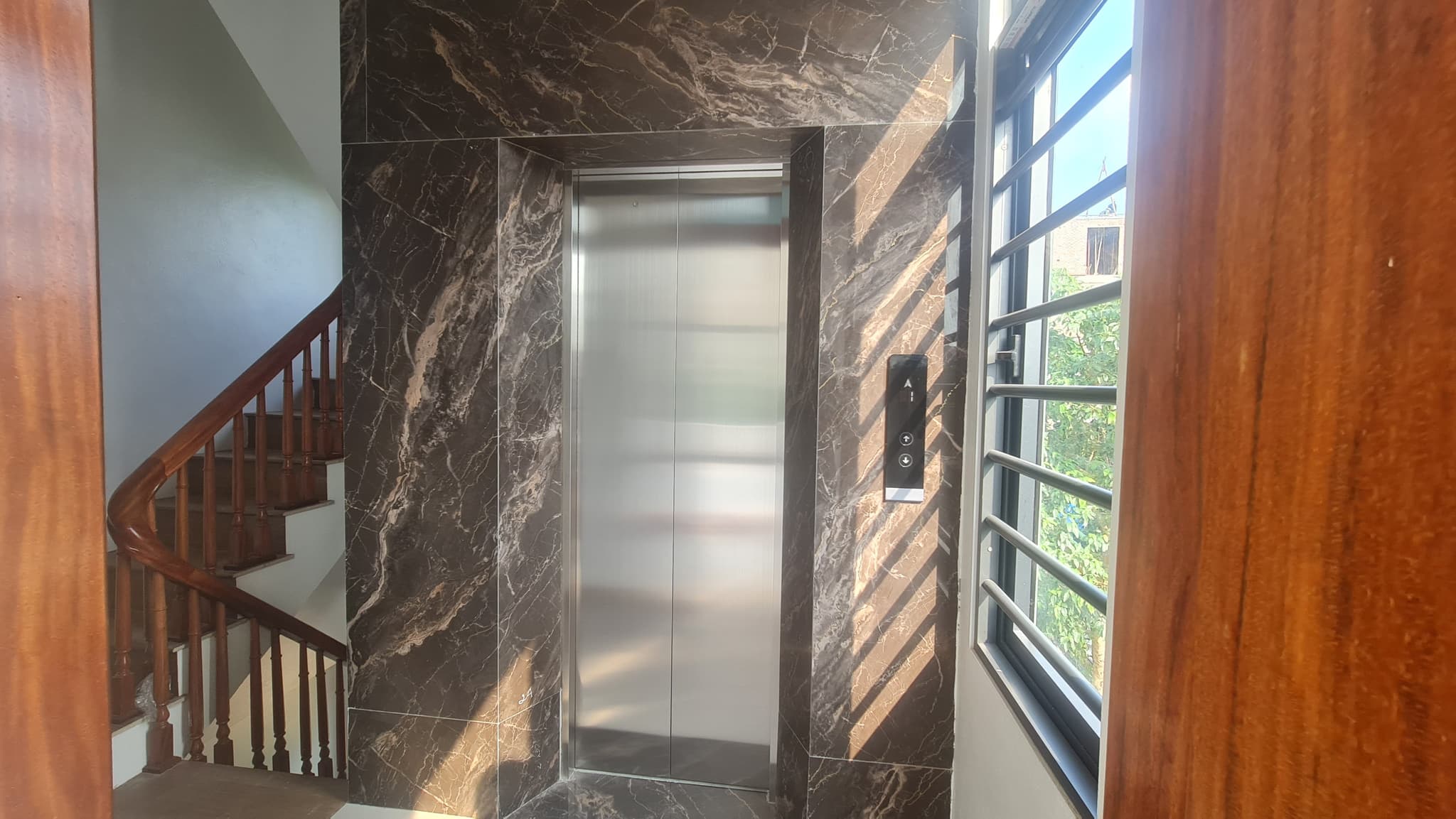 Cửa tầng thang máy 700x2100 Inox sọc nhuyễn tiêu chuẩn - TPEC