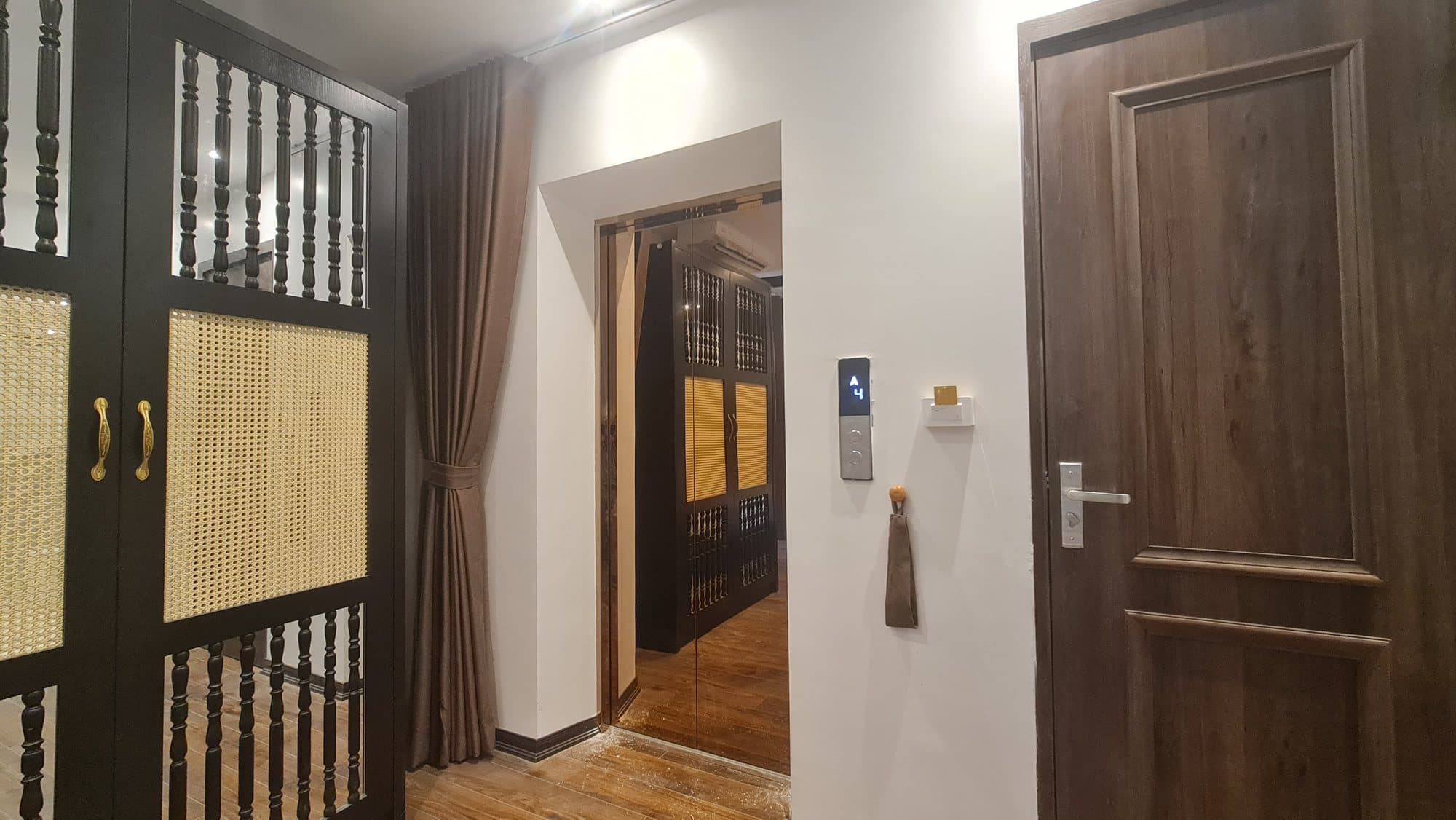 Cabin thang máy gia đình vách hoa văn tông vàng trong nhà nội thất gỗ cổ điển