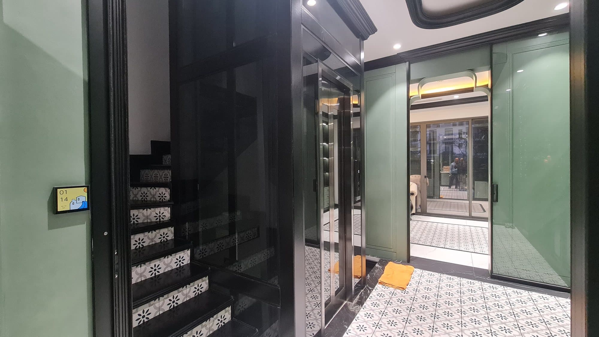 Thang máy kính khung đen lắp tại giếng trời nhà cải tạo