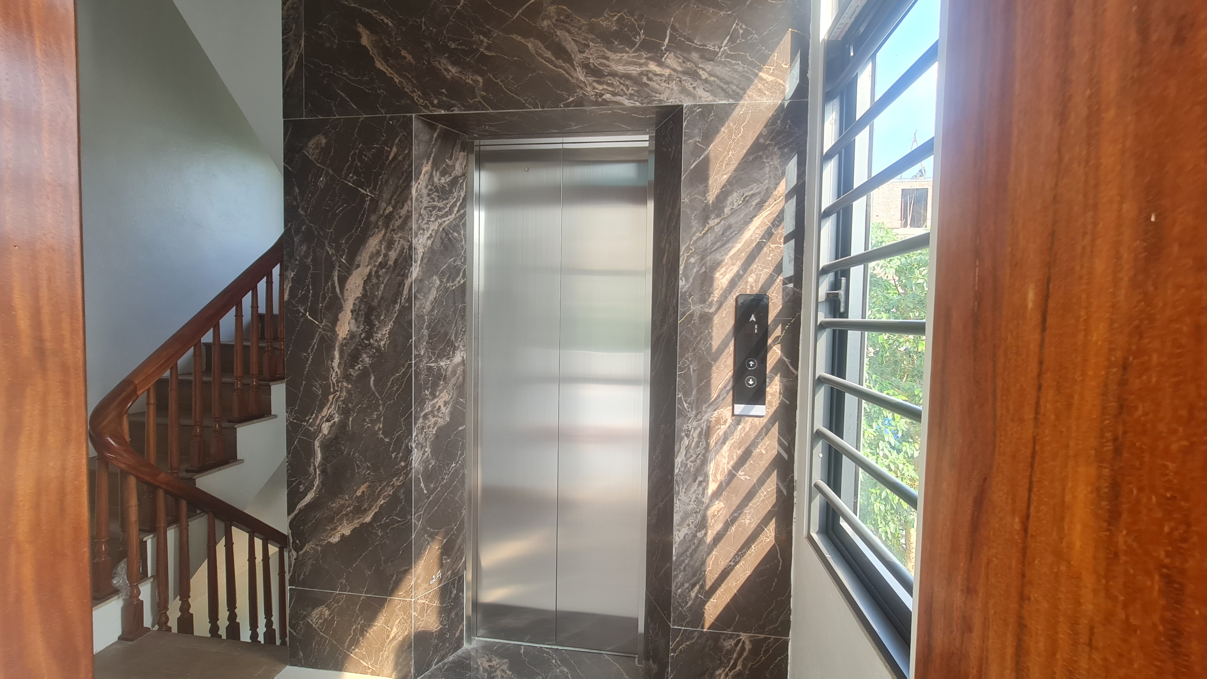 Cửa tầng thang máy 700x2100 Inox sọc nhuyễn tiêu chuẩn - TPEC