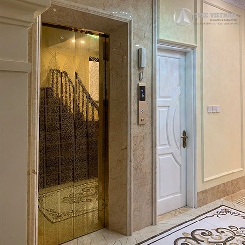 Mẫu thang máy gia đình Inox vàng hoa văn