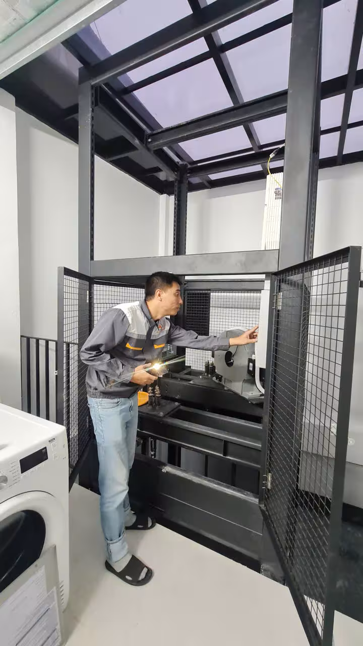 Phòng máy thang máy kính thông thoáng