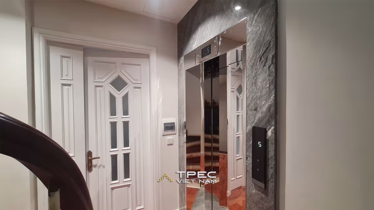 Cửa lùa 800mm lắp cho thang máy nhà cải tạo nguyễn khang