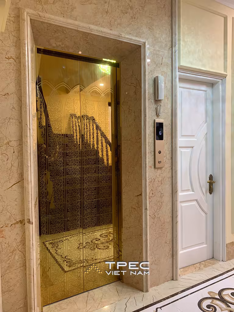 Cửa tầng thang máy thiết kế inox vàng hoa văn