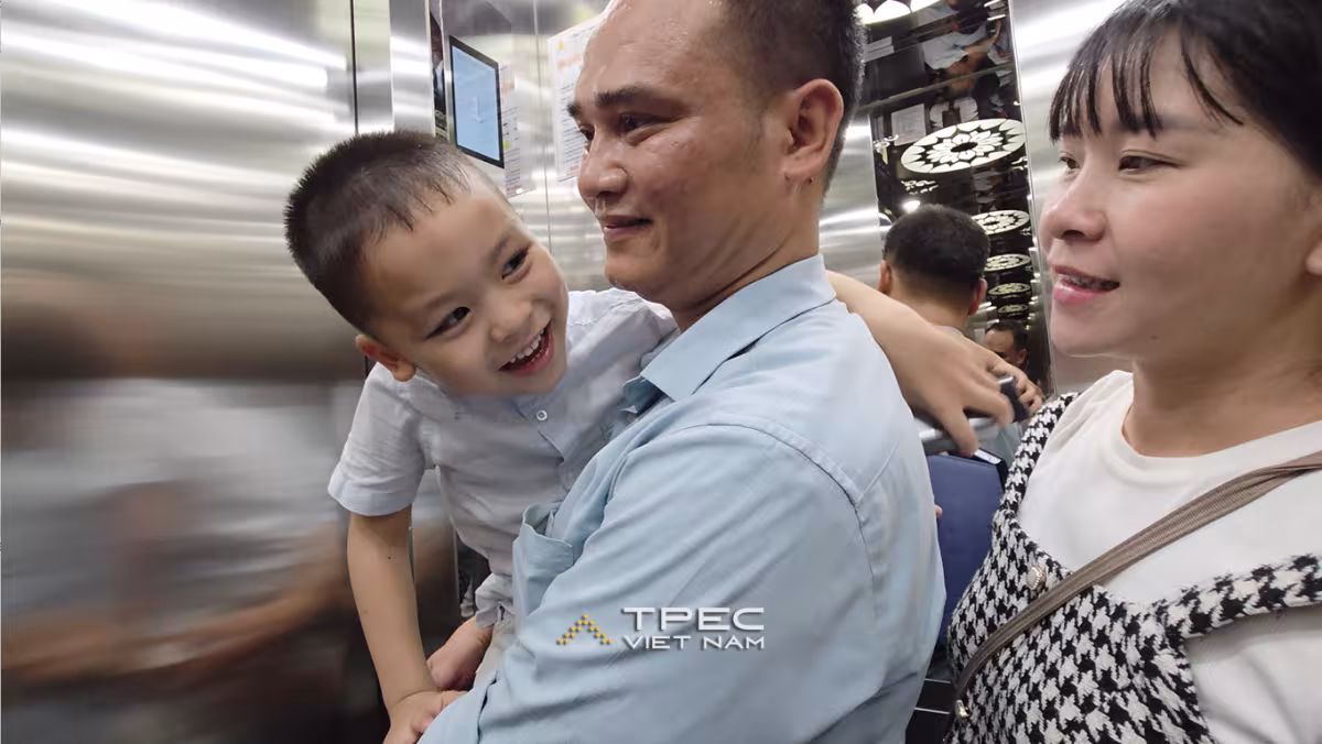 Gia đình hạnh phúc bên thang máy