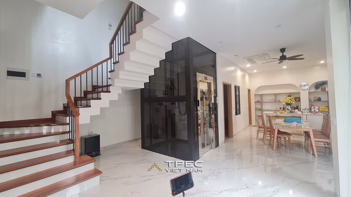 Không gian tầng 1 lắp thang máy kính