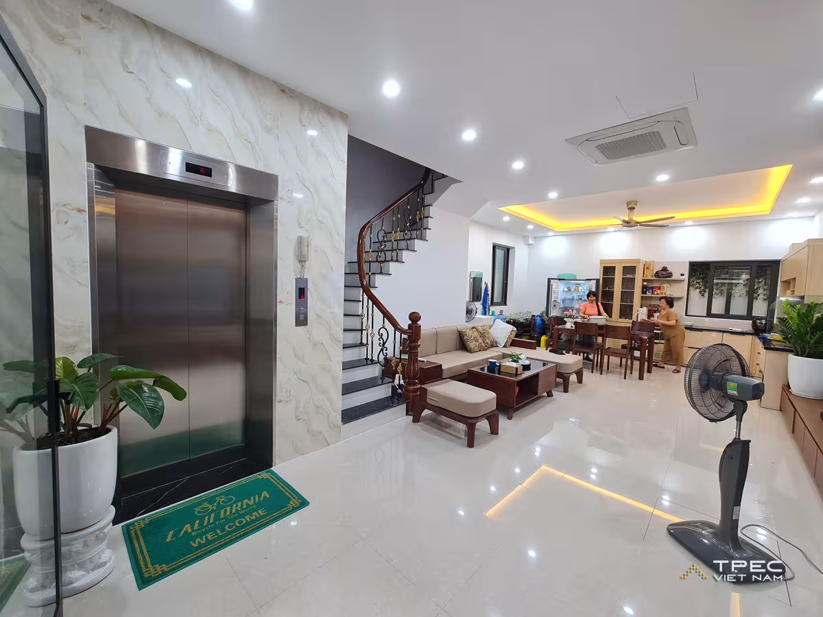 Không gian phòng khách có thang máy