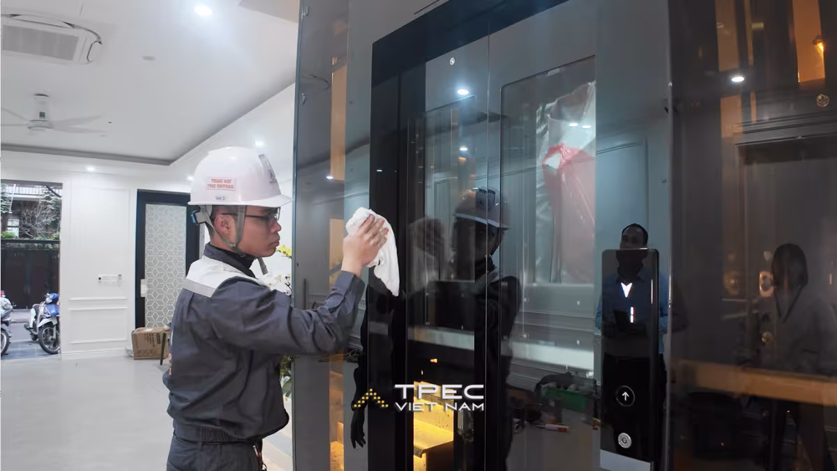 Nhân viên Tpec vệ sinh thang máy trước khi bàn giao