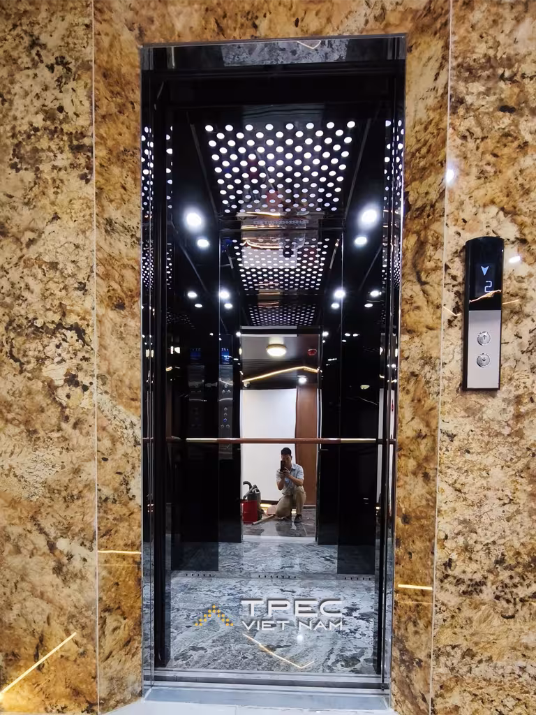Nội thất cabin thang máy inox gương đen sang trọng