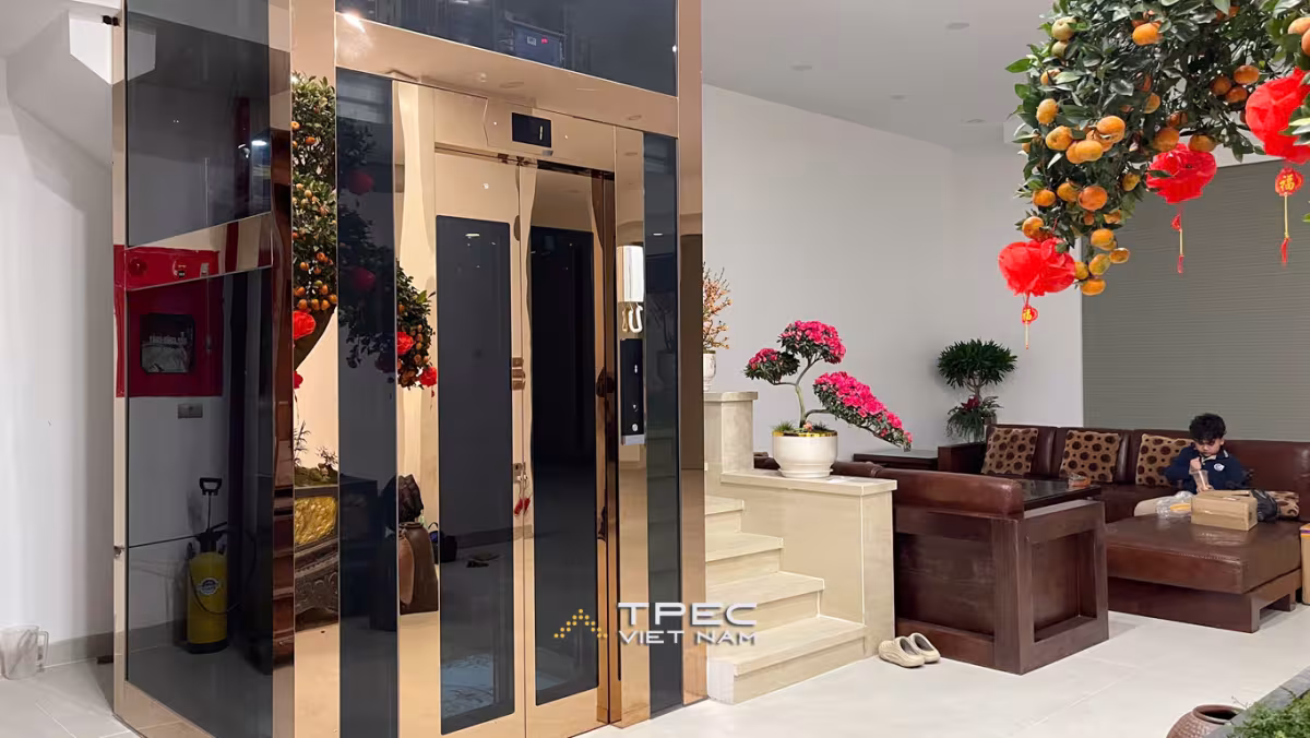 Tầng 1 dự án thang máy kính ốp inox gương đồng