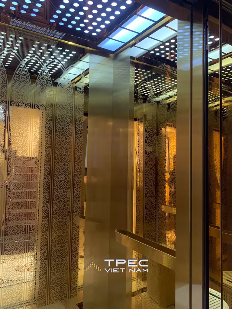 Vách cabin thang máy Inox vàng hoa văn