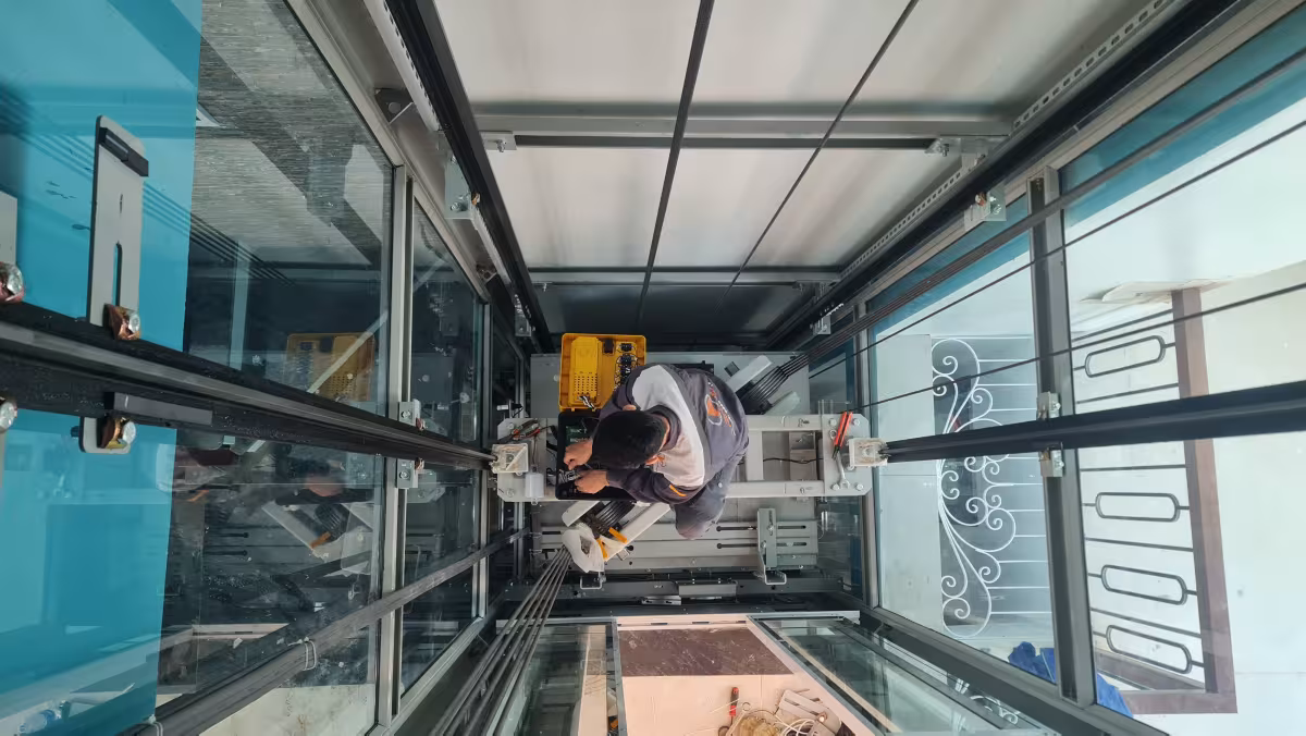 Kỹ thuật viên TPEC vận hành điện thang máy vách kính