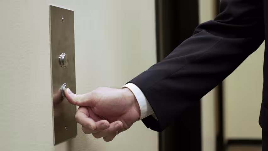 Cách đi thang máy và hướng dẫn sử dụng thang máy an toàn