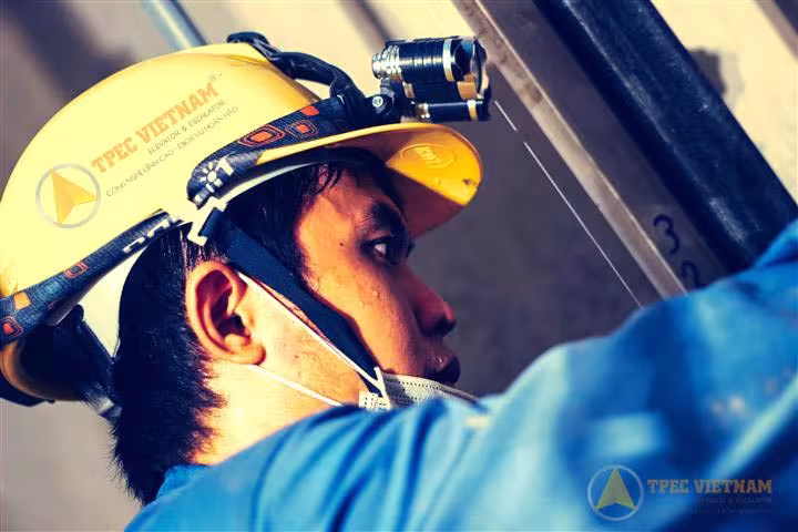 Công nhân làm việc an toàn- tập trung cao độ