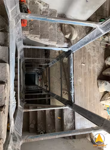 khung nhôm thang máy màu xám