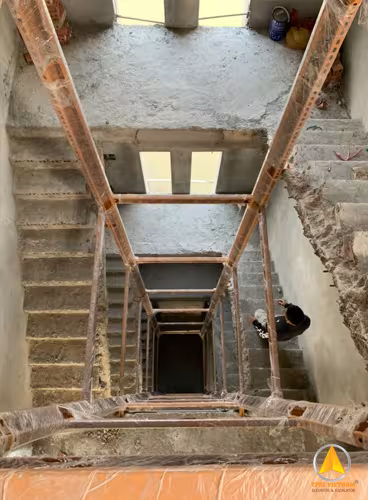 Khung thép chấn định hình lắp quanh cầu thang bộ