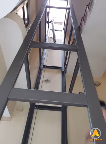 Khung thép chấn định hình lắp giữa khe lấy sáng