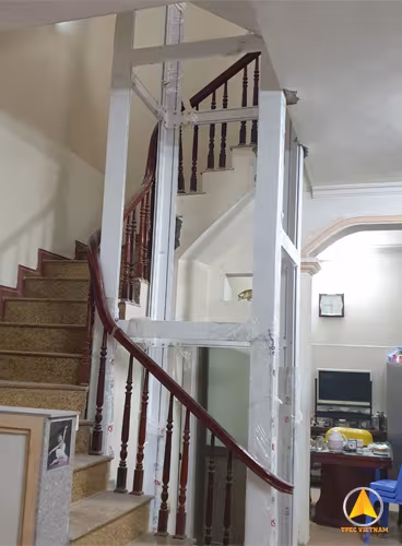 Tho công lắp đặt khung nhôm thang máy